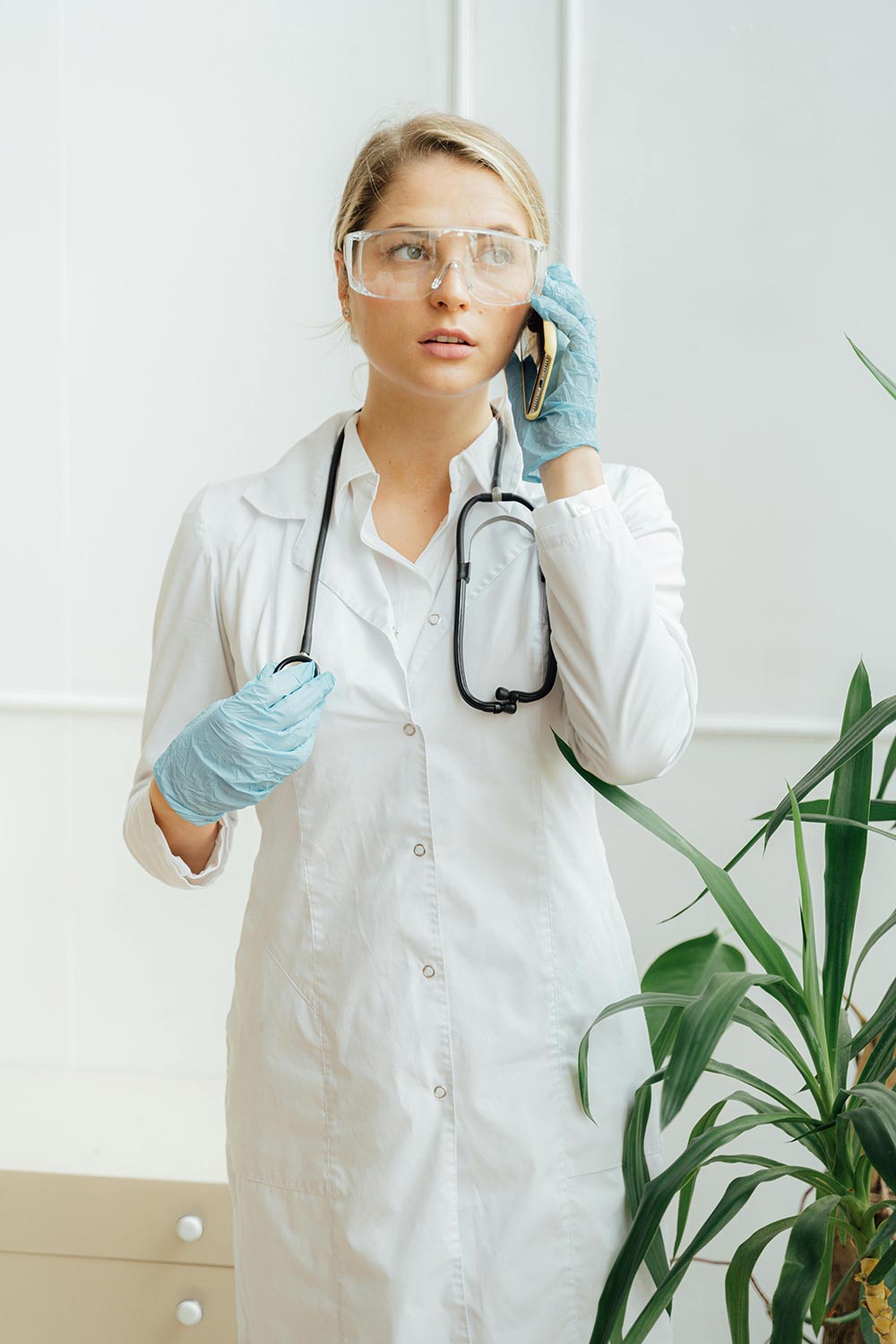 Female_Doctor_on_Phone